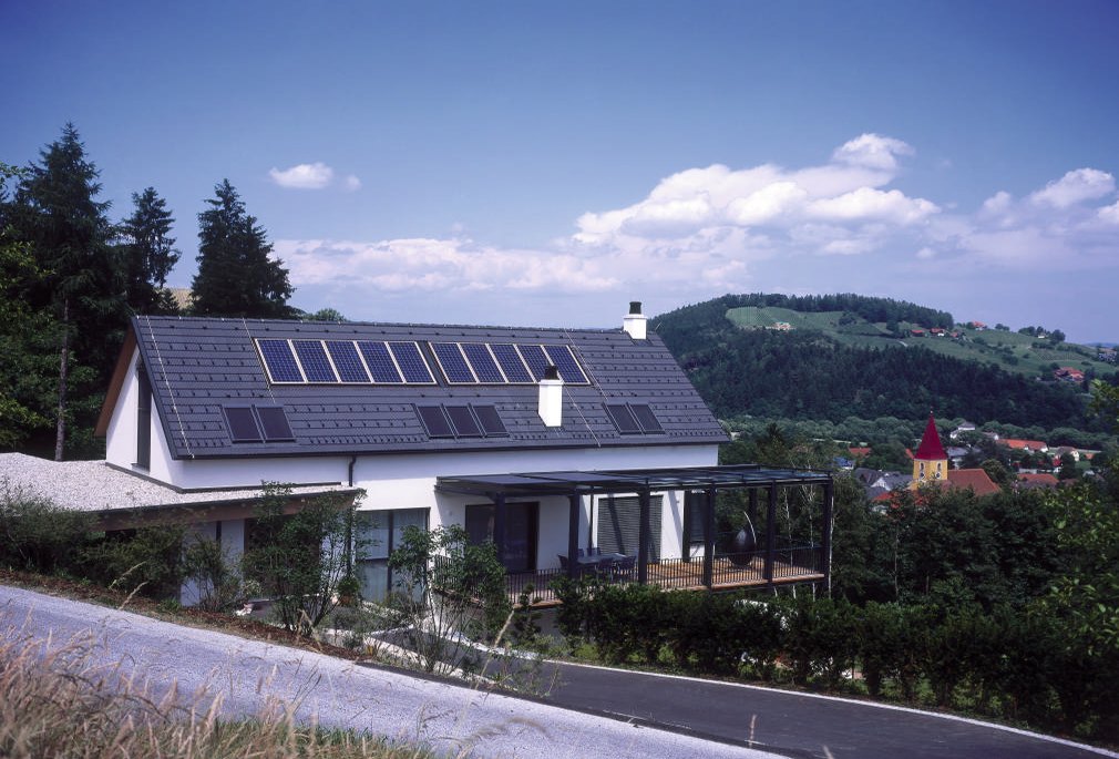 SChönes, weißes Einfamileinhaus mit Satteldach in grau von BRAMAC.