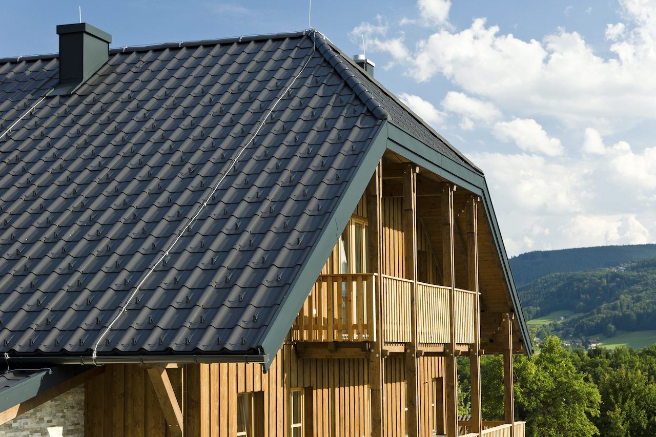 Detailaufnahme eines dunkelgrauen Daches von Eternit.