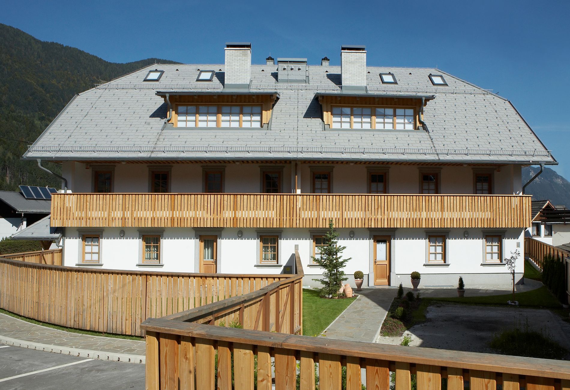 Moderner Bauernhaus mit neuem Satteldach in hellgrau.