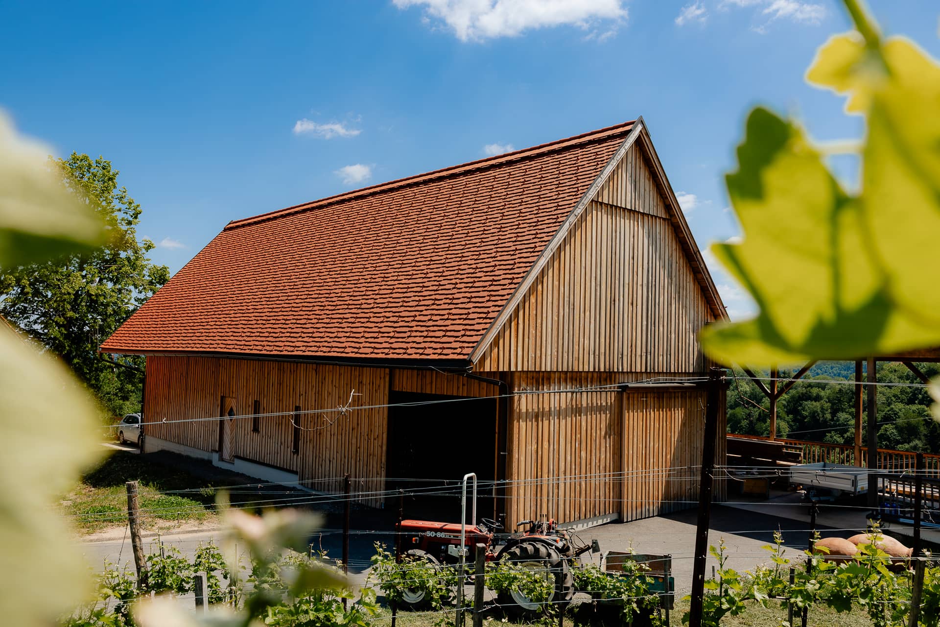 Das Bild zeigt das Weingut von Andreas Tscheppe mit orangen Satteldach.